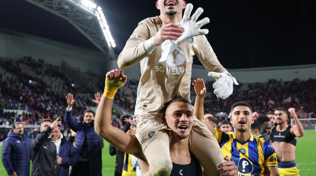 אופק מליקה, גיבור הדרבי, על הכתפיים (צילום: אודי ציטיאט)