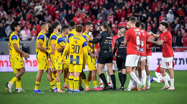הפועל נגד מכבי בדרבי הגדול של תל אביב (צילום: אריאל שלום)
