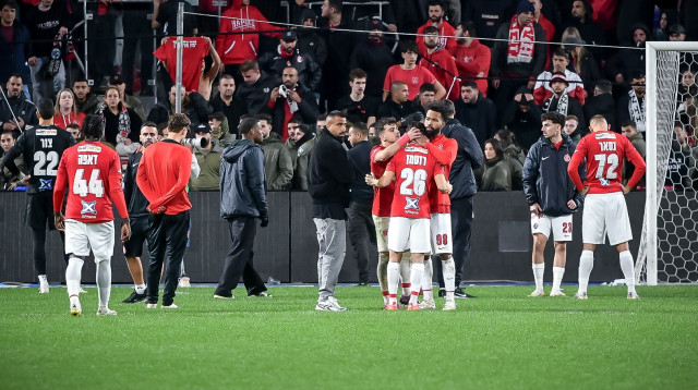 שחקני הפועל תל אביב מנחמים את לירן רוטמן (צילום: אריאל שלום)