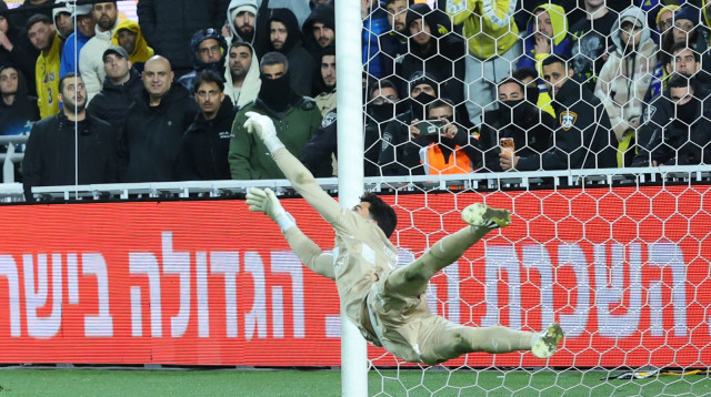 אופק מליקה עוצר את הפנדל של לירן רוטמן (צילום: אודי ציטיאט)