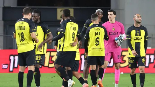 שחקני בית"ר ירושלים חוגגים בסיום (צילום: דני מרון)