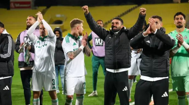 שחקני מכבי חיפה מודים לאוהדים (צילום: קובי אליהו)