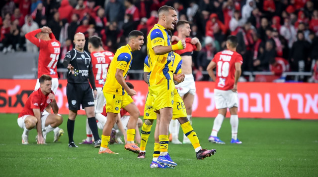 סיידו אבו פרחי, אלעד מדמון, ברקע שחקני הפועל תל אביב מאוכזבים (צילום: אריאל שלום)