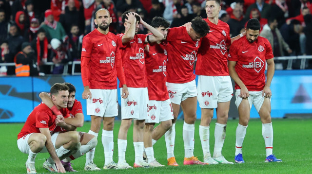 שחקני הפועל תל אביב תופסים את הראש (צילום: אודי ציטיאט)