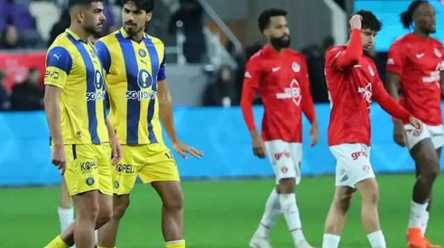 על המוקד, לטוב ולרע. פרץ (צילום: אודי ציטיאט)