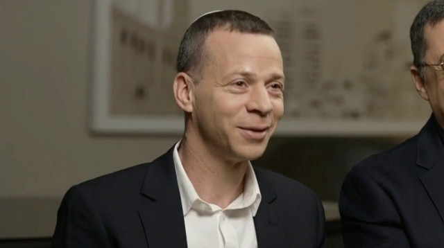 עמית סגל ובן כספית מראיינים את בני גנץ בערוץ 12 (צילום: צילום מסך ערוץ 12)