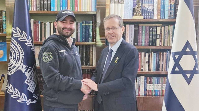 מימין לשמאל הנשיא יצחק הרצוג עם אלי רואו (צילום: יח"צ בית הנשיא)