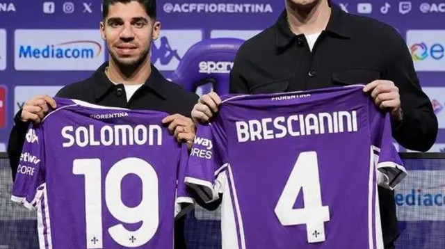 מנור סולומון מוצג בפיורנטינה לצד מרקו ברשיאניני (צילום: אתר רשמי, האתר הרשמי של פיורנטינה)