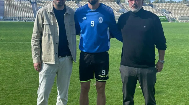 שלומי אזולאי חתם ברמת השרון מליגה א': בתמונה לצד המנכל פרדי צרפתי והסוכן אדם קידן (צילום: באדיבות המצולמים)