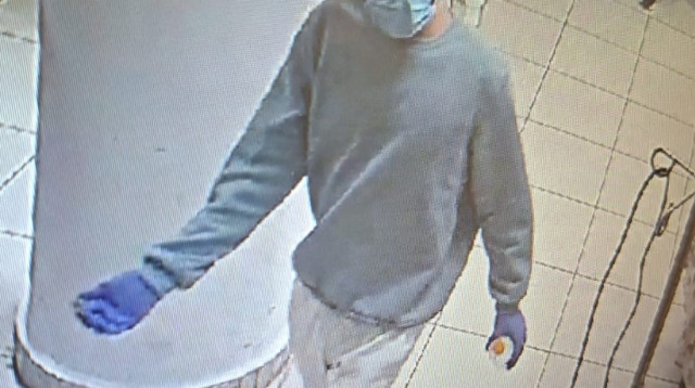 הצעיר החשוד בהתחזות לאיש צוות רפואי ופגיעה במטופלים בבית חולים "הדסה עין כרם" (צילום: דוברות המשטרה)