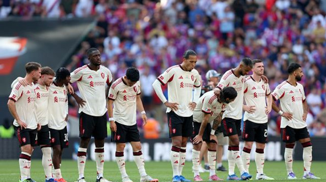 שחקני ליברפול מאוכזבים בדו קרב הפנדלים מול קריסטל פאלאס במגן הקהילה (צילום: Nigel French/Allstar)
