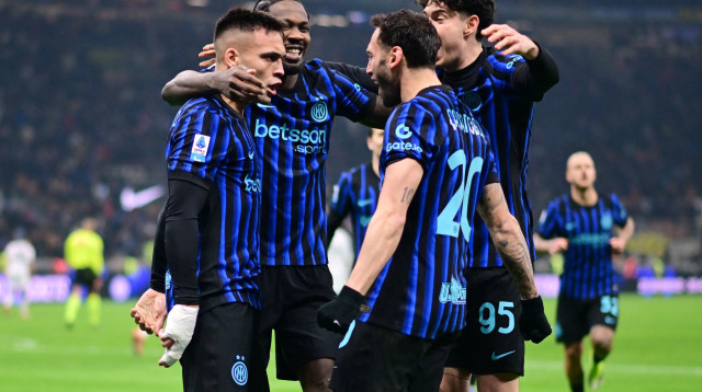 שחקני אינטר חוגגים עם לאוטרו מרטינס (צילום: רויטרס)