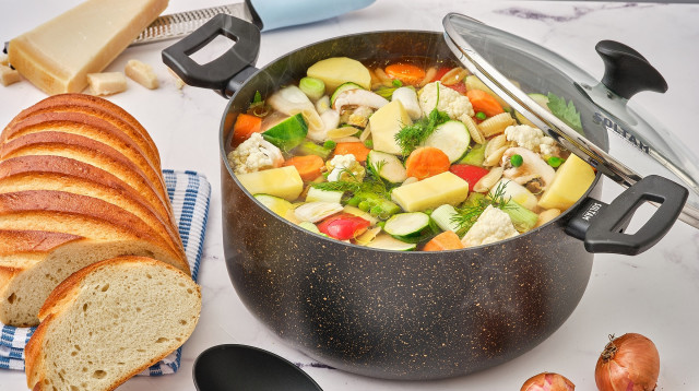 חם ומנחם. מרק ירקות חורפי עשיר (צילום: באדיבות סולתם,גיל אבירם)