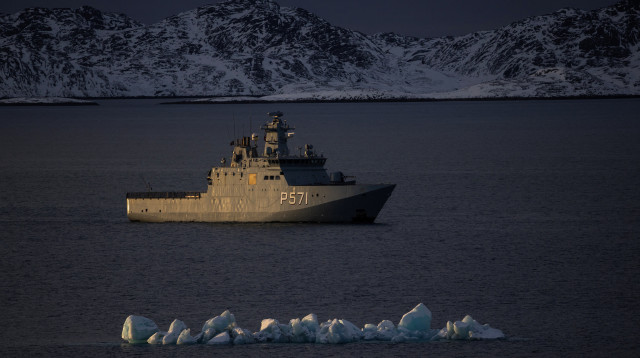 ספינת סיור ימית של צבא דנמרק בחופי גרינלנד (צילום: רויטרס)