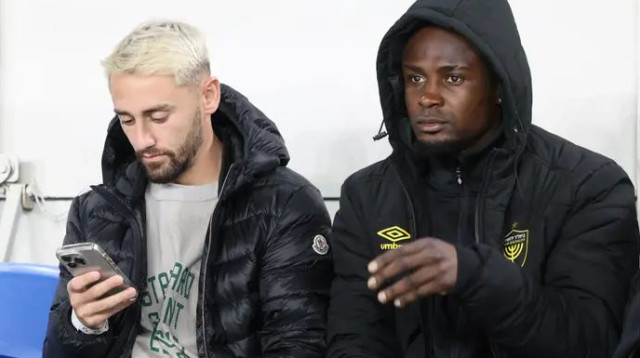 השחרור לא הגיע. בוריס אנו לצד עומר אצילי ביציע (צילום: דני מרון)