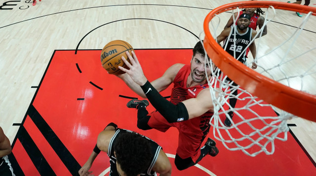 דני אבדיה מרחף מעל ויקטור וומבניאמה (צילום: GettyImages, Soobum Im)