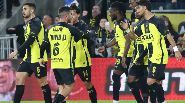 שחקני בית"ר ירושלים חוגגים עם ירין לוי (צילום: דני מרון)