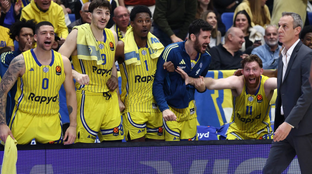 שחקני מכבי תל אביב חוגגים (צילום: דני מרון)