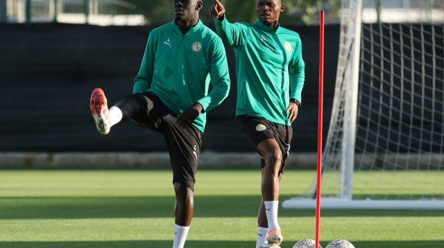 עבדולאי סק (משמאל) לצד פאפ גיי באימון נבחרת סנגל (צילום: רויטרס)