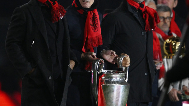 רוד חוליט, מרקו ואן באסטן, פרנק רייקארד בטקס לציון 125 שנים להיווסדה של מילאן (צילום: GettyImages, Image Photo Agency)