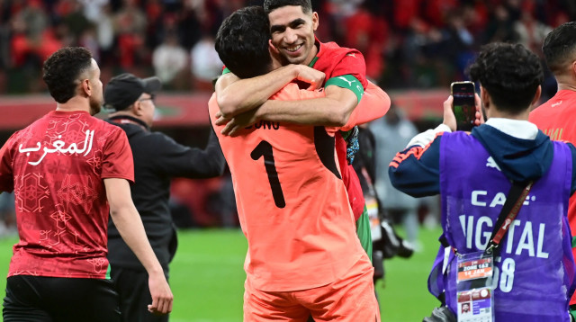 אשרף חכימי קפטן נבחרת מרוקו עם השוער יאסין בונו (צילום: GettyImages, ISSAM ZERROK/AFP)