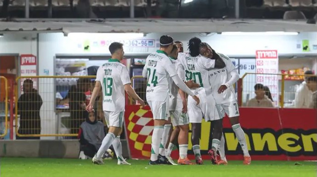 ישמרו על מאזן החוץ הנקי מהפסדים? שחקני מכבי חיפה חוגגים עם סילבה קאני (צילום: לירון מולדובן)