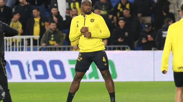 בריאן קרבאלי שחקן בית"ר ירושלים בחימום (צילום: קובי אליהו)