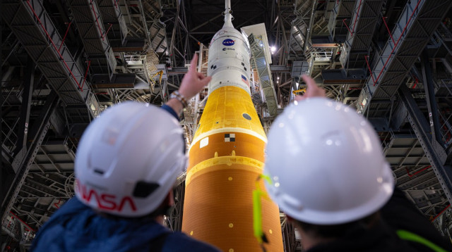 העברת החללית עם הרקטה לירח לכן השיגור (צילום: נאס"א)