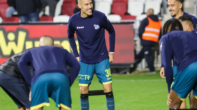 אלכסה פייץ' שחקן מכבי בני ריינה בחימום (צילום: קובי אליהו)