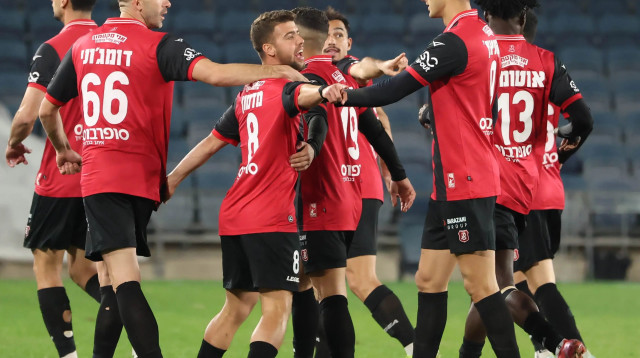 שחקני הפועל ירושלים חוגגים עם איליי מדמון (צילום: דני מרון)