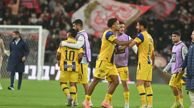 שחקני מכבי תל אביב, שגיב יחזקאל, טייריס אסנטה, רז שלמה, קרווין אנדרדה (צילום: אבי רוקח)