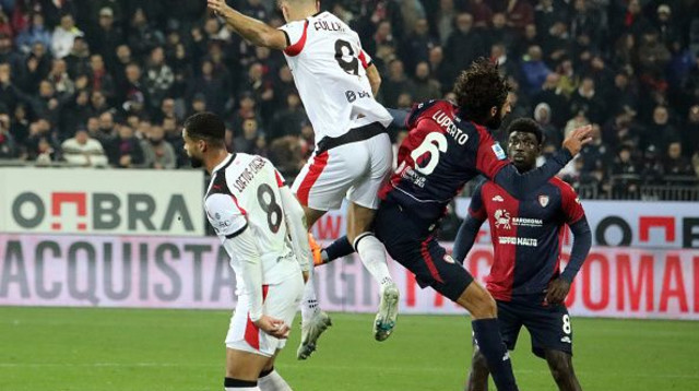 מאבק אווירי בין שחקני מילאן לקליארי (צילום: Enrico Locci)