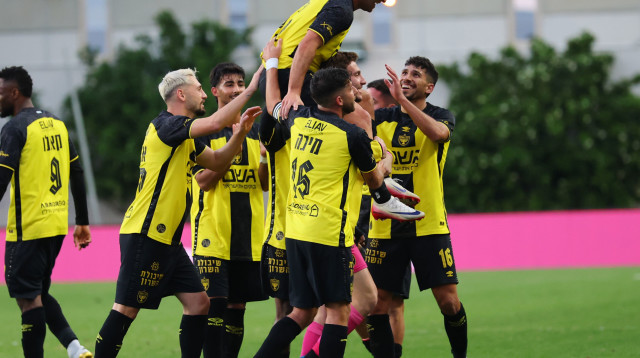 שחקני בית"ר ירושלים חוגגים עם דור חוגי (צילום: אודי ציטיאט)