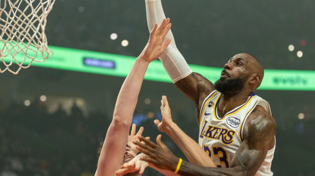 לברון ג'יימס, לוס אנג'לס לייקרס, דונובן קלינגן, פורטלנד (צילום: GettyImages, Tom Hauck)