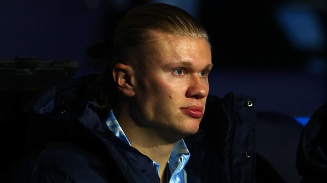 ארלינג הולאנד בספסל (צילום: GettyImages)