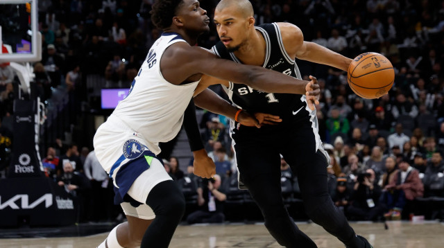 אנתוני אדוארדס, מינסוטה, ויקטור וומבניאמה, סן אנטוניו (צילום: GettyImages, Ronald Cortes)