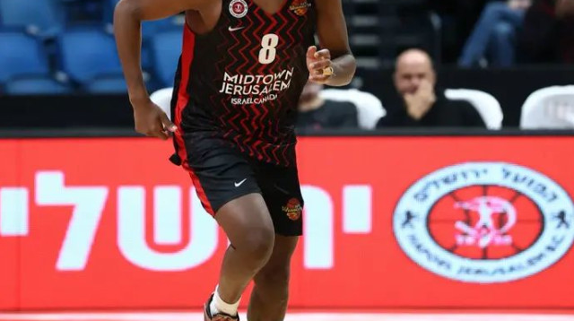 מסייע להארפר. ווינסטון (צילום: דני מרון)