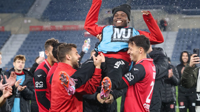 שחקני הפועל ירושלים עם סדריק דון (צילום: דני מרון)