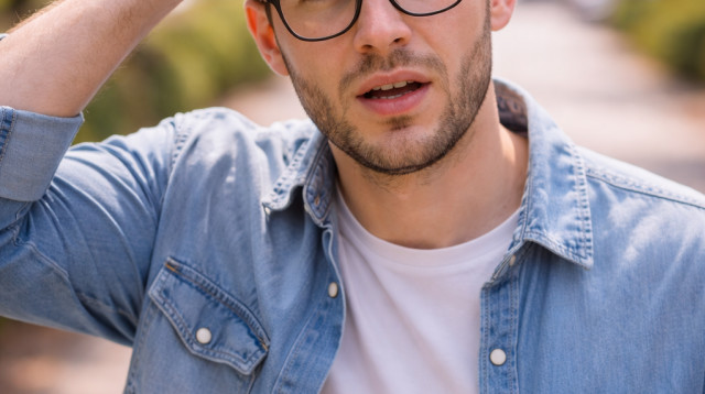 גבר מִבולבל (צילום: AI)