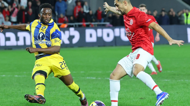 שחקן מכבי תל אביב איסוף סיסוקו מול שחקן הפועל תל אביב אנאס מחאמיד (צילום: אודי ציטיאט)