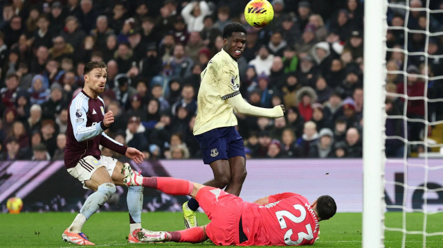 תיירנו בארי שחקן אברטון כובש לרשת אסטון וילה (צילום: רויטרס)