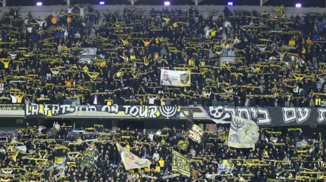 לא מוותרים על הגביע. אוהדי בית"ר ירושלים (צילום: דני מרון)