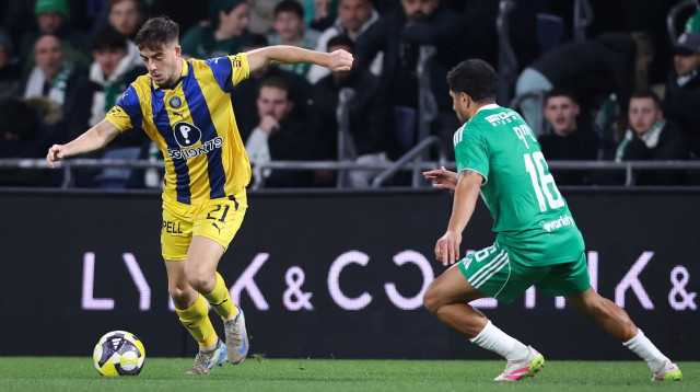 נועם בן הרוש שחקן מכבי תל אביב מול קני סייף שחקן מכבי חיפה (צילום: מאור אלקסלסי)