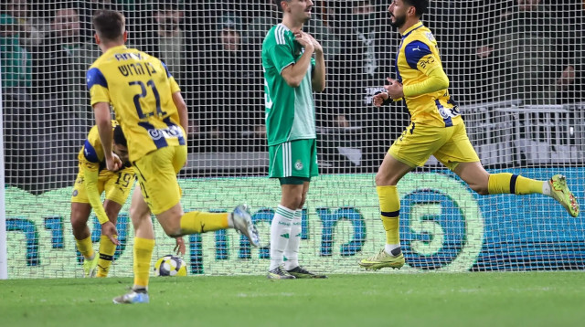 שגיב יחזקאל שחקן מכבי תל אביב חוגג שער מול ילה בטאי שחקן מכבי חיפה (צילום: מאור אלקסלסי)