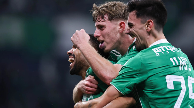 שחקני מכבי חיפה חוגגים עם קנג'י גורה (צילום: מאור אלקסלסי)