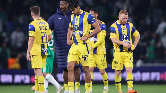 עידו שחר, דור פרץ, מוחמד עלי קמארה, נועם בן הרוש שחקני מכבי תל אביב מאוכזבים (צילום: מאור אלקסלסי)