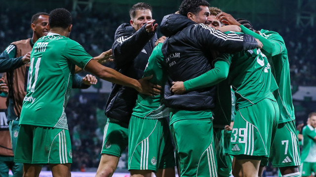 שחקני מכבי חיפה חוגגים (צילום: מאור אלקסלסי)