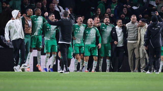 שחקני מכבי חיפה חוגגים (צילום: מאור אלקסלסי)