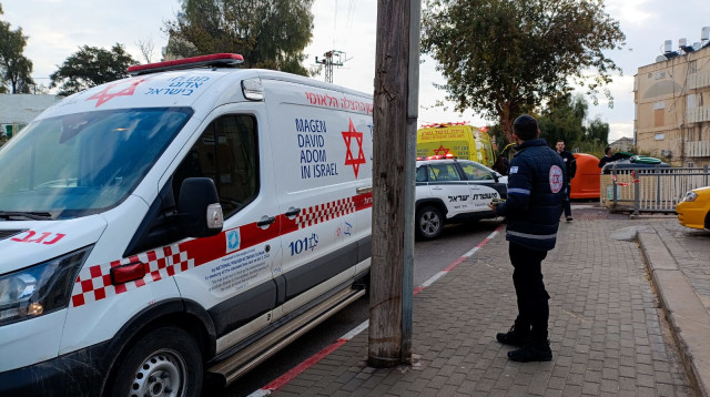 אמבולנס וניידת משטרה בזירה באופקים (צילום: תיעוד מבצעי מד"א)