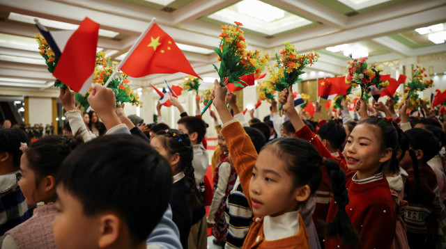 ילדים סינים בטקס עבור עמנואל מקרון, נשיא צרפת (צילום: רויטרס, Sarah Meyssonnier/Pool)